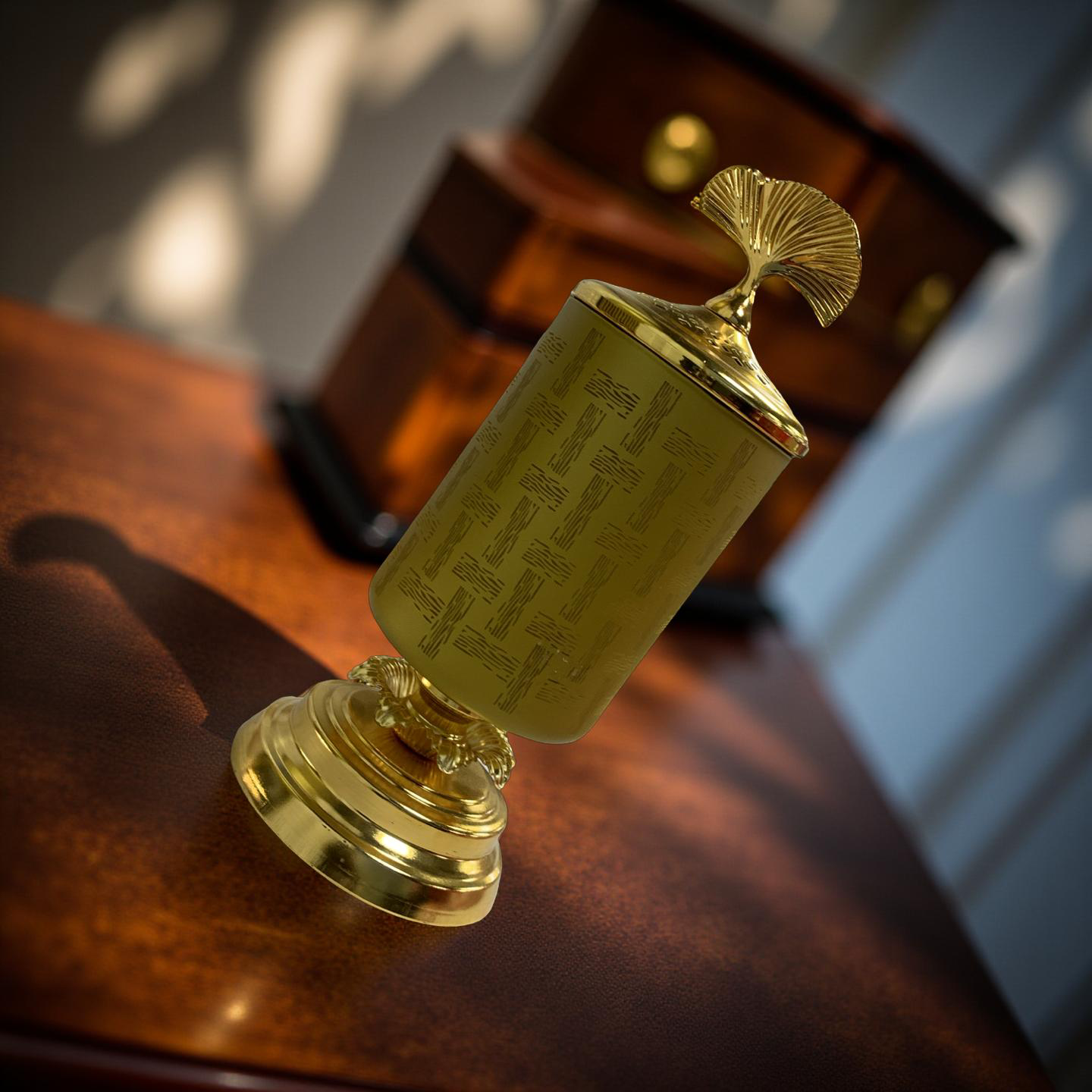 Luxus-Mabkhara in Gold – Zylinder-Design mit Blatt-Finial