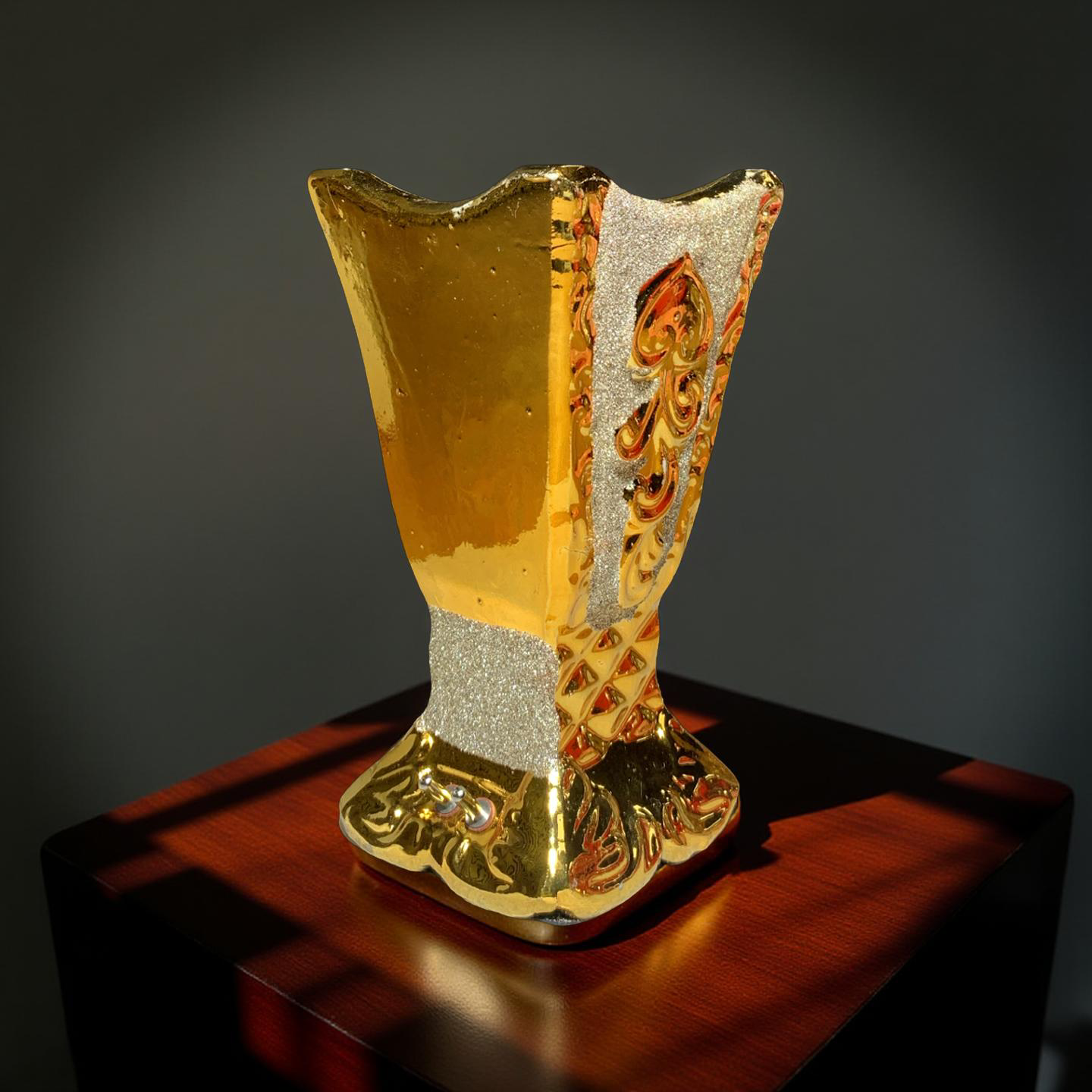 Goldene Luxus-Mabkhara (Vasenform)