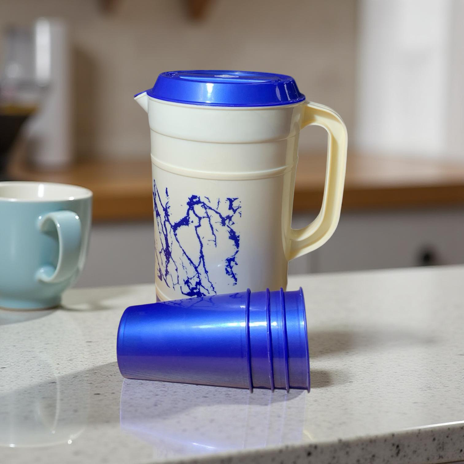 Wasserkanne mit Deckel & Becher – Blau/Weiß