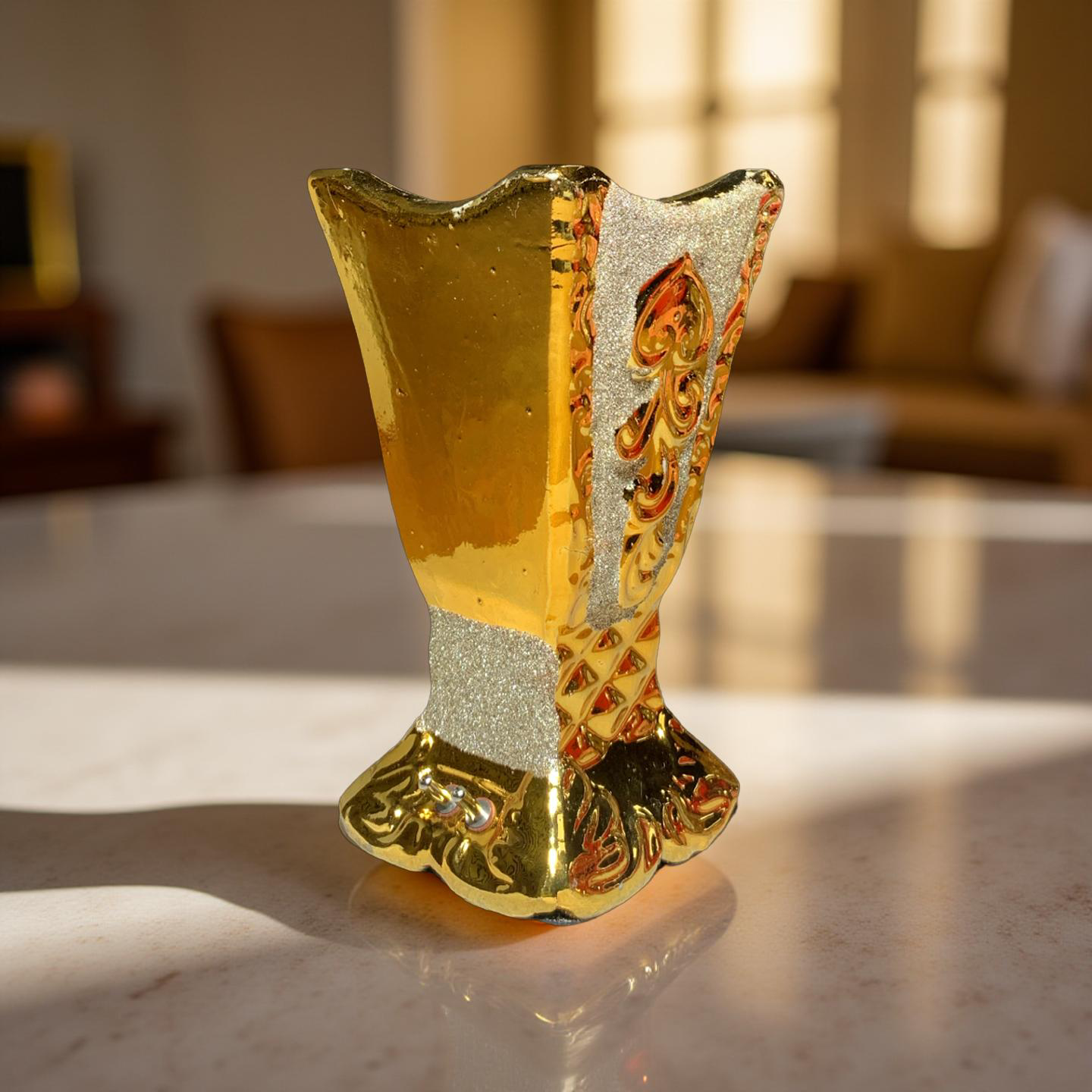 Goldene Luxus-Mabkhara (Vasenform)